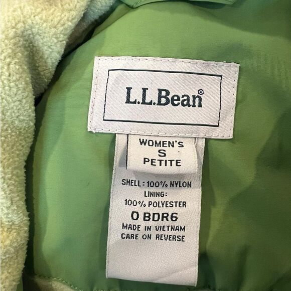 L.L. Bean green fleece lined vest. Size small petites - Picture 3 of 7